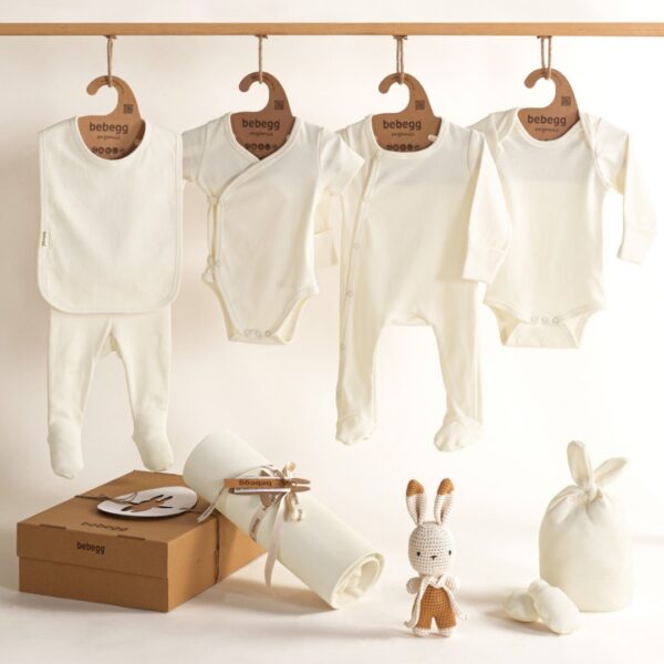 set za iznosenje bebe iz porodilista u krem boji i igracka u braon i beloj boji