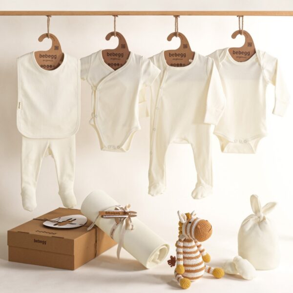 set za iznosenje iz porodilistva u krem boji sa igrackom u obliku zebre