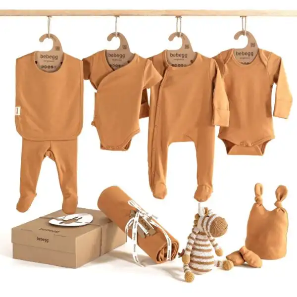 set za iznosenje iz porodilistva u braon boji sa igrackom u obliku zebre