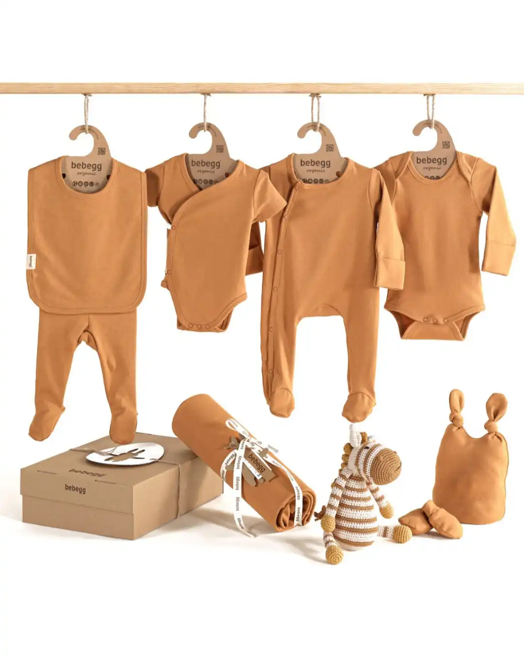 set za iznosenje iz porodilistva u braon boji sa igrackom u obliku zebre