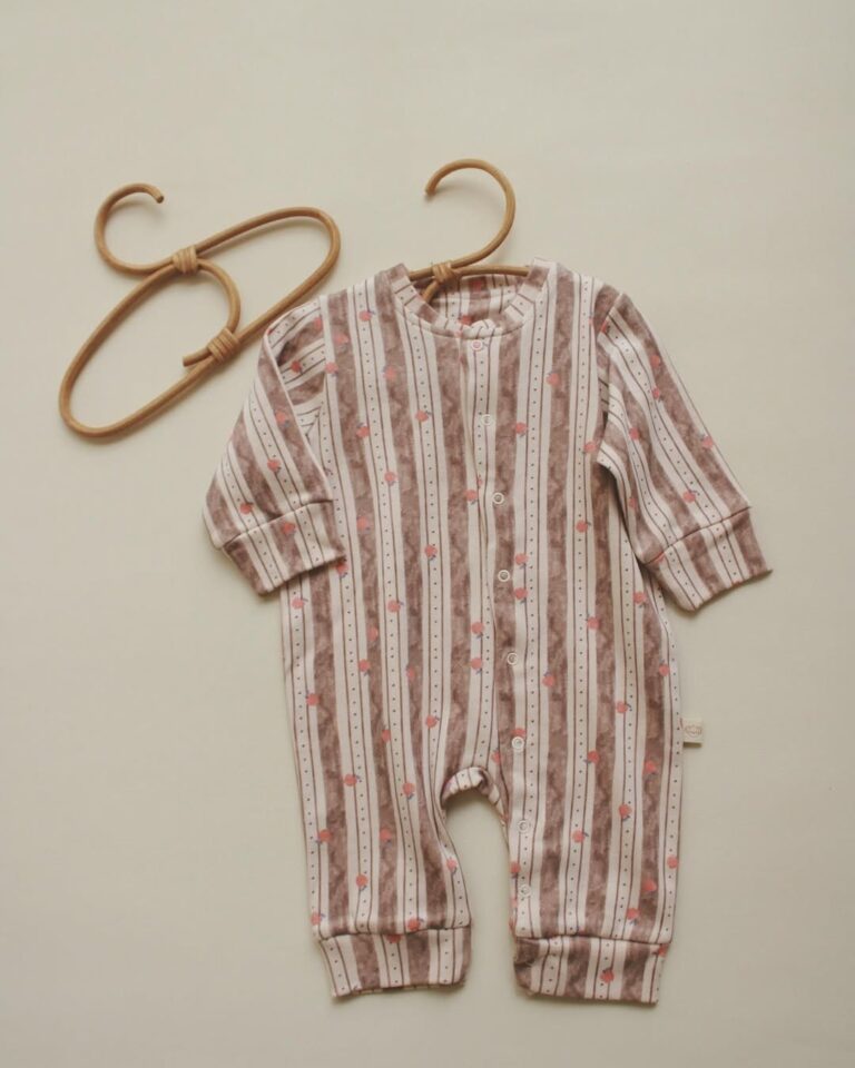 zena na straftama u kombinaciji bez i boje cigle sa motivima jabuke