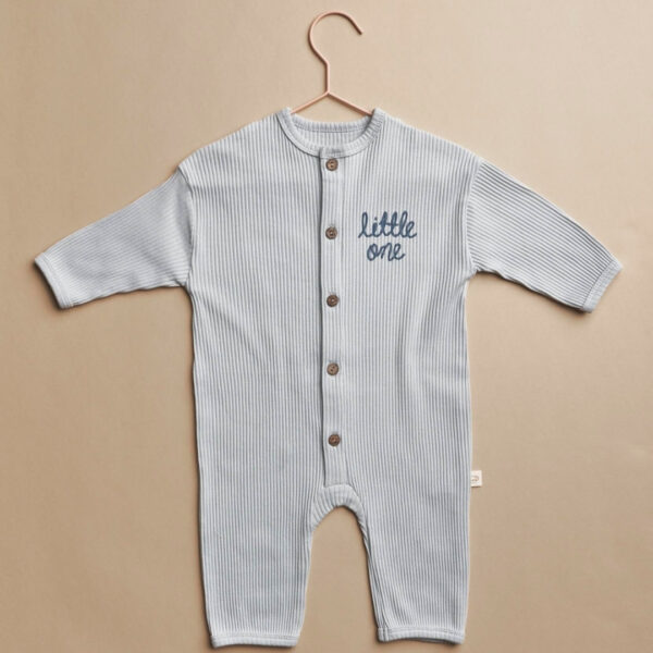 rebrasta zeka na dugmice u nezno plavoj boji sa natpisom little one ispred i na ledjima
