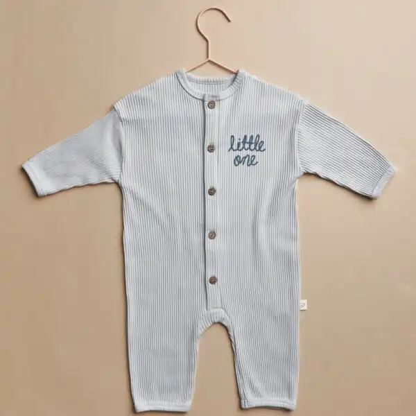 rebrasta zeka na dugmice u nezno plavoj boji sa natpisom little one ispred i na ledjima