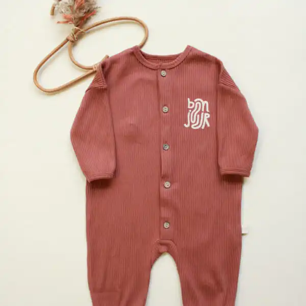 rebrasta zeka na dugmice u boji cigle sa natpisom bonjur ispred i na ledjima