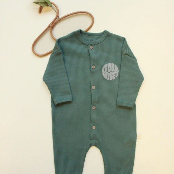 rebrasta zeka na dugmice u zelenoj boji sa natpisom good vibes ispred i na ledjima