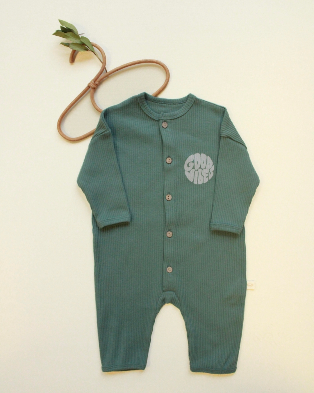 rebrasta zeka na dugmice u zelenoj boji sa natpisom good vibes ispred i na ledjima