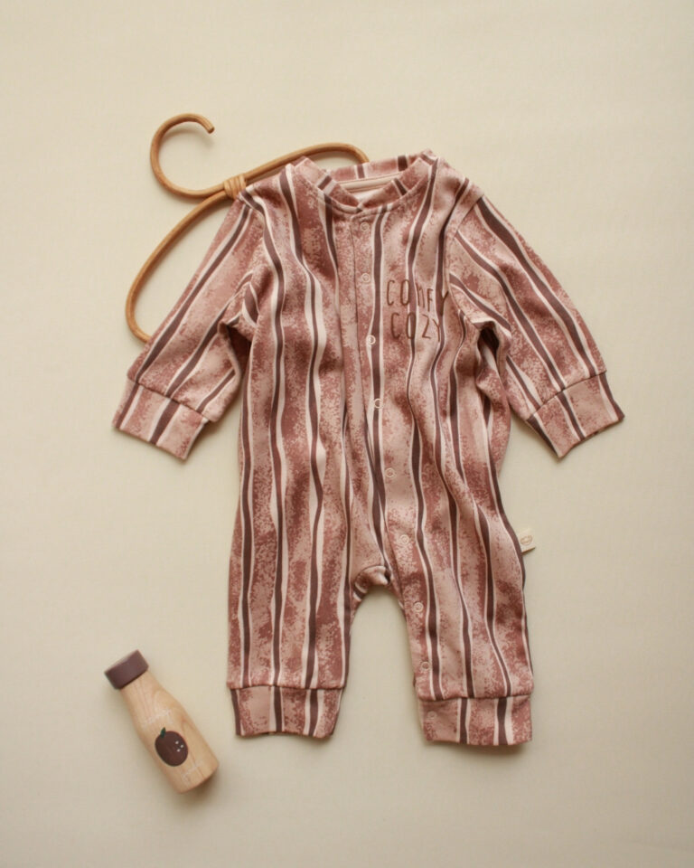 zeka za bebe u nezno braon boji sa linijama u beloj i tamno braon boji sa natpisom comfey zone