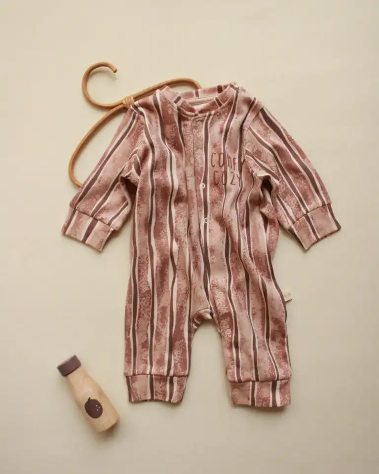 zeka za bebe u nezno braon boji sa linijama u beloj i tamno braon boji sa natpisom comfey zone