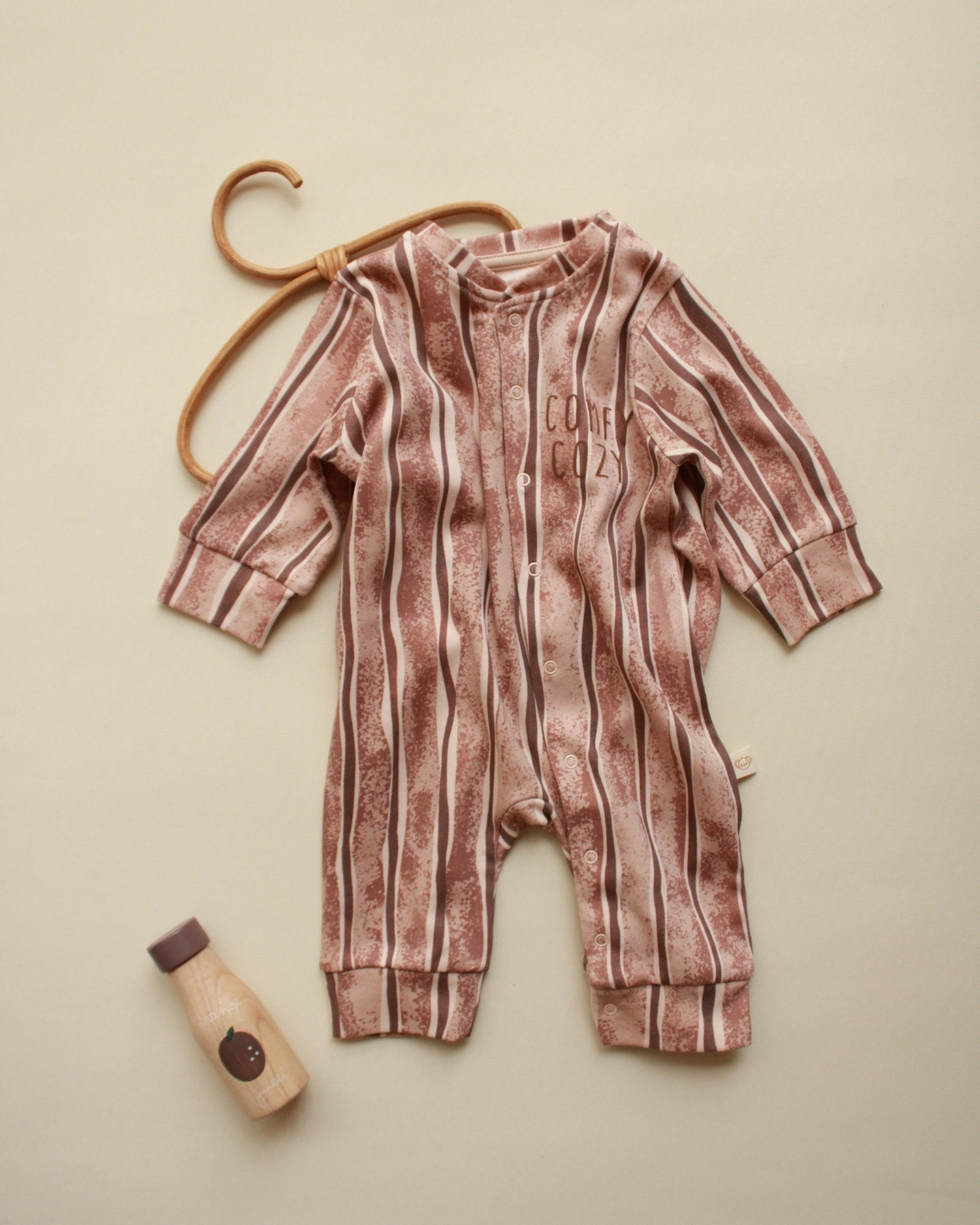 zeka za bebe u nezno braon boji sa linijama u beloj i tamno braon boji sa natpisom comfey zone