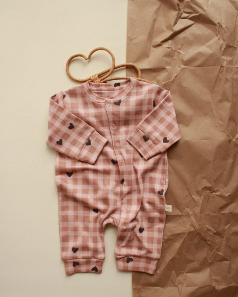 karirana zeka na dugmice u kombinaciji pink i bele boje sa printom na srce