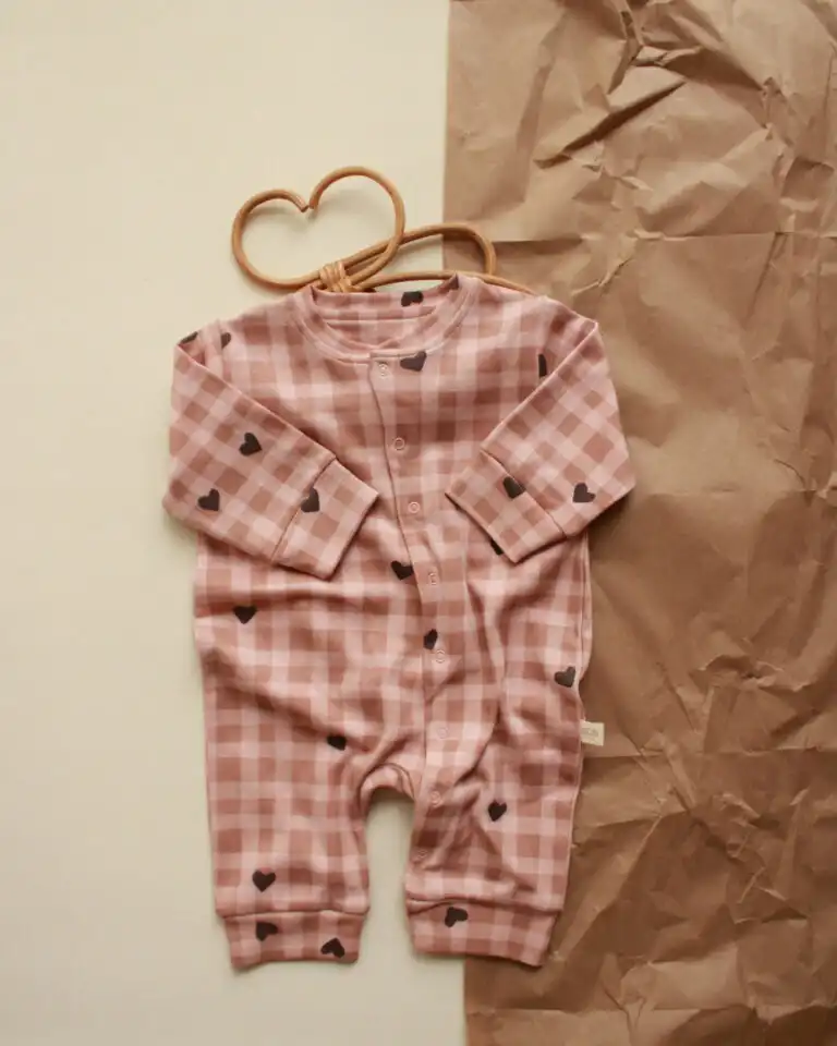 karirana zeka na dugmice u kombinaciji pink i bele boje sa printom na srce