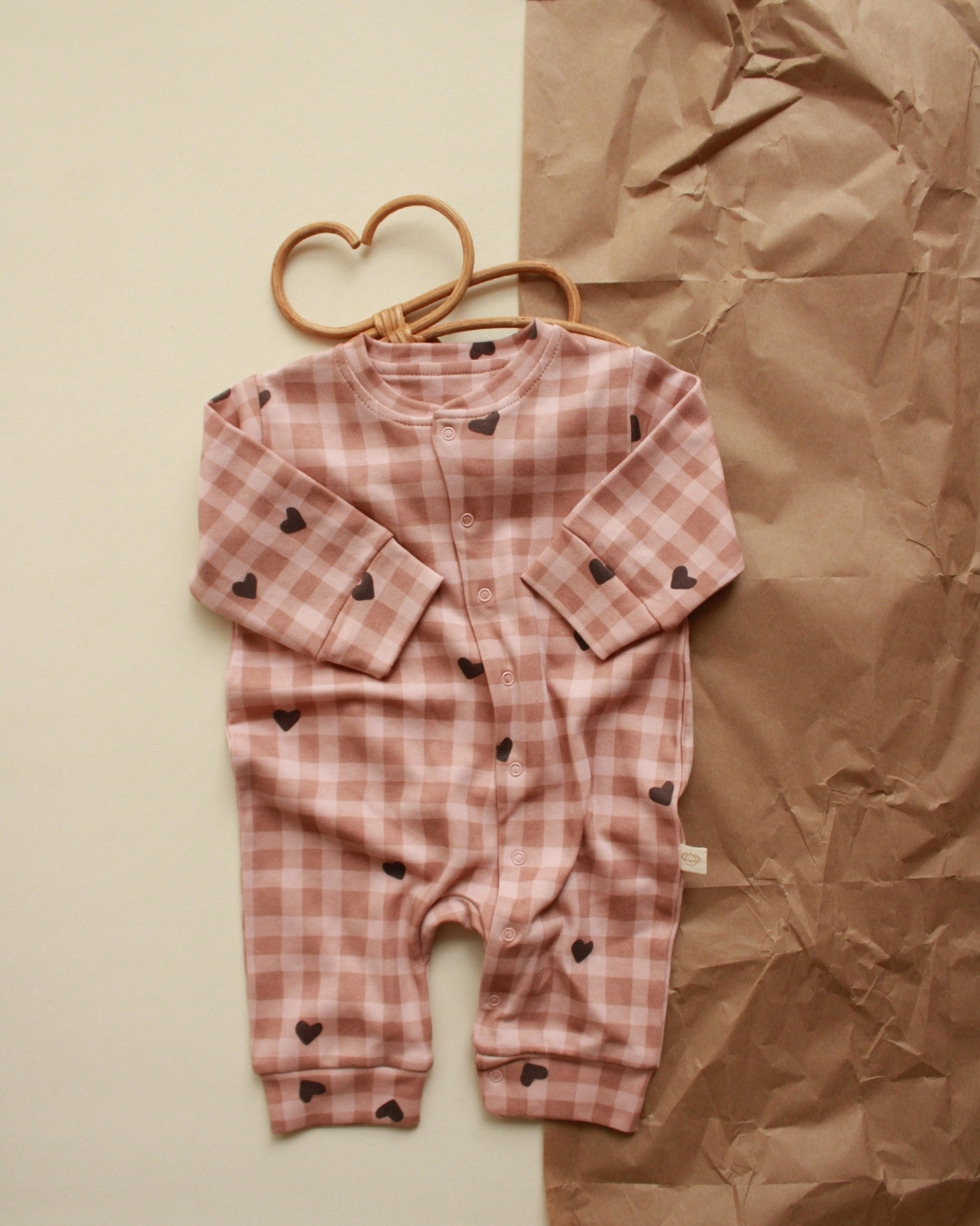 karirana zeka na dugmice u kombinaciji pink i bele boje sa printom na srce