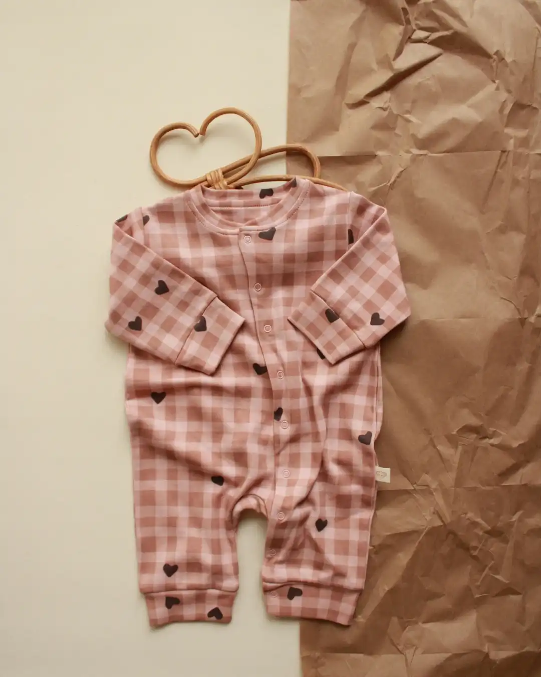 karirana zeka na dugmice u kombinaciji pink i bele boje sa printom na srce