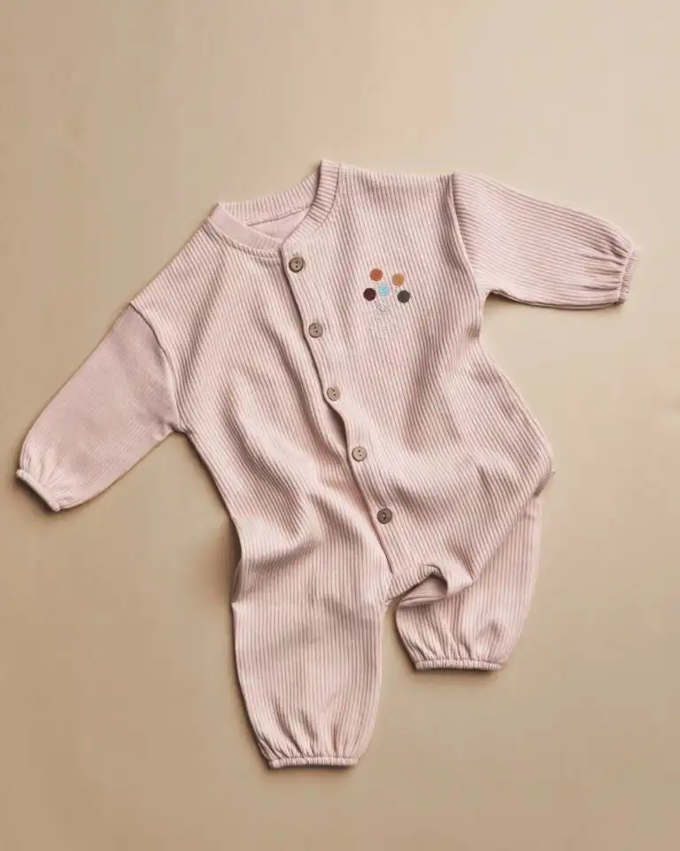 zeke od rebrastog pamuka na dugmice u puder roze boji sa baloncicima na desnoj strani