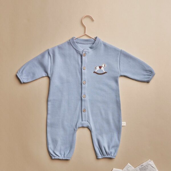 zeke od rebrastog pamuka na dugmice u plavoj boji sa konjicem na ljuljanje na desnoj strani