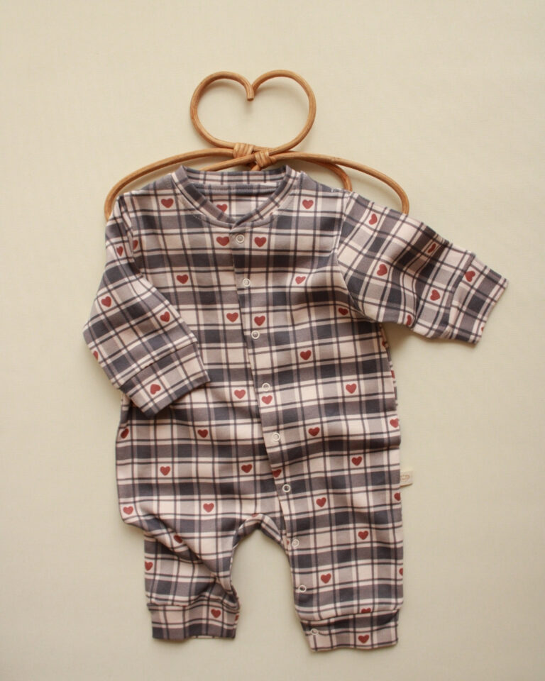 karirana zeka u kombinaziji teget i bez boje sa printom cvenog srca kroz celu zeku