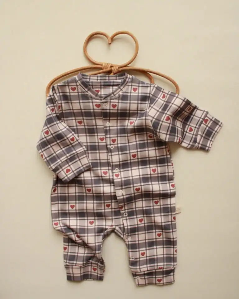 karirana zeka u kombinaziji teget i bez boje sa printom cvenog srca kroz celu zeku