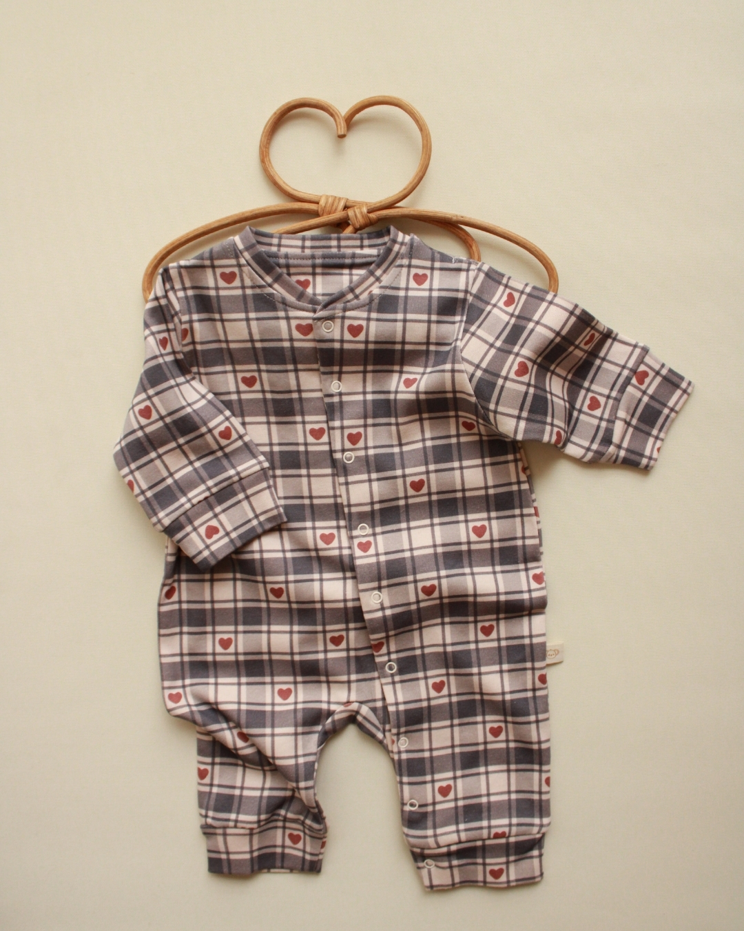 karirana zeka u kombinaziji teget i bez boje sa printom cvenog srca kroz celu zeku