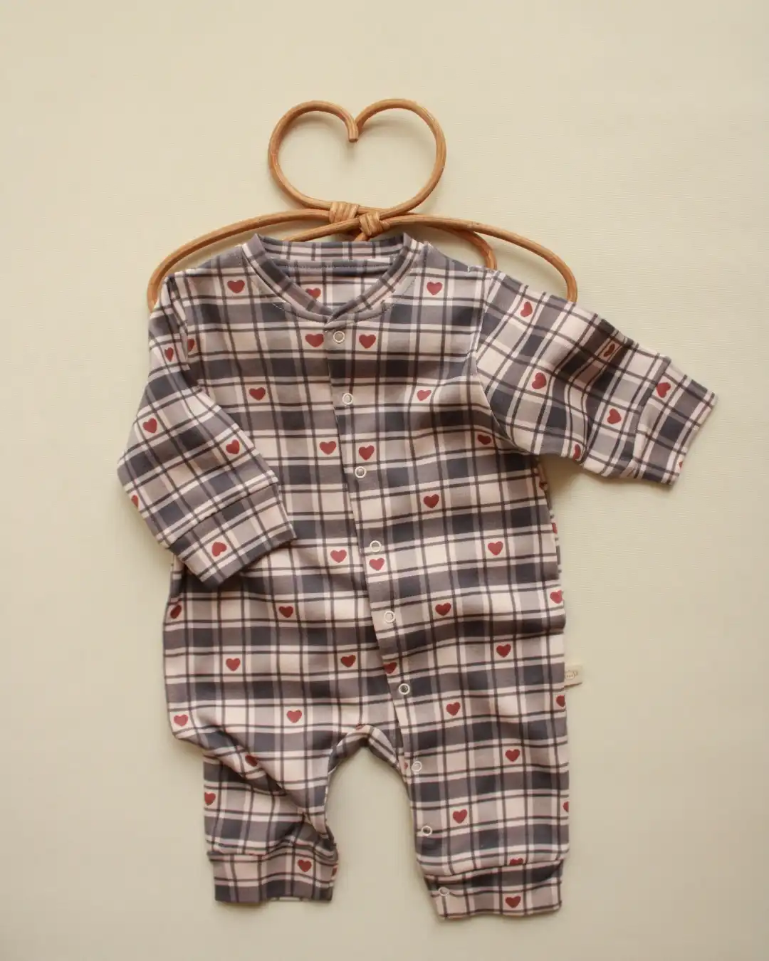 karirana zeka u kombinaziji teget i bez boje sa printom cvenog srca kroz celu zeku