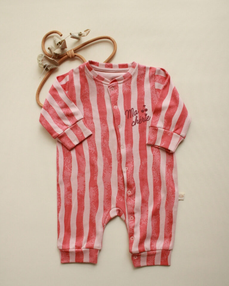 kombinezon za bebe u crvenoj i beloj boji na straftama sa natpisom ma cherie