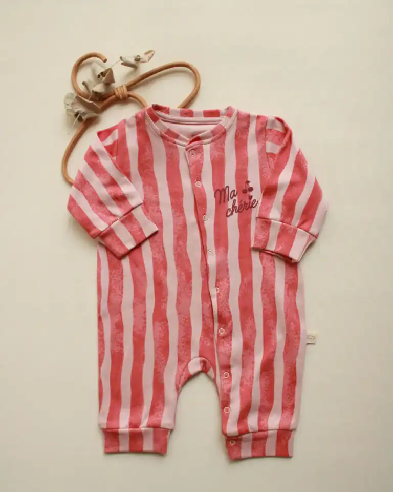 kombinezon za bebe u crvenoj i beloj boji na straftama sa natpisom ma cherie
