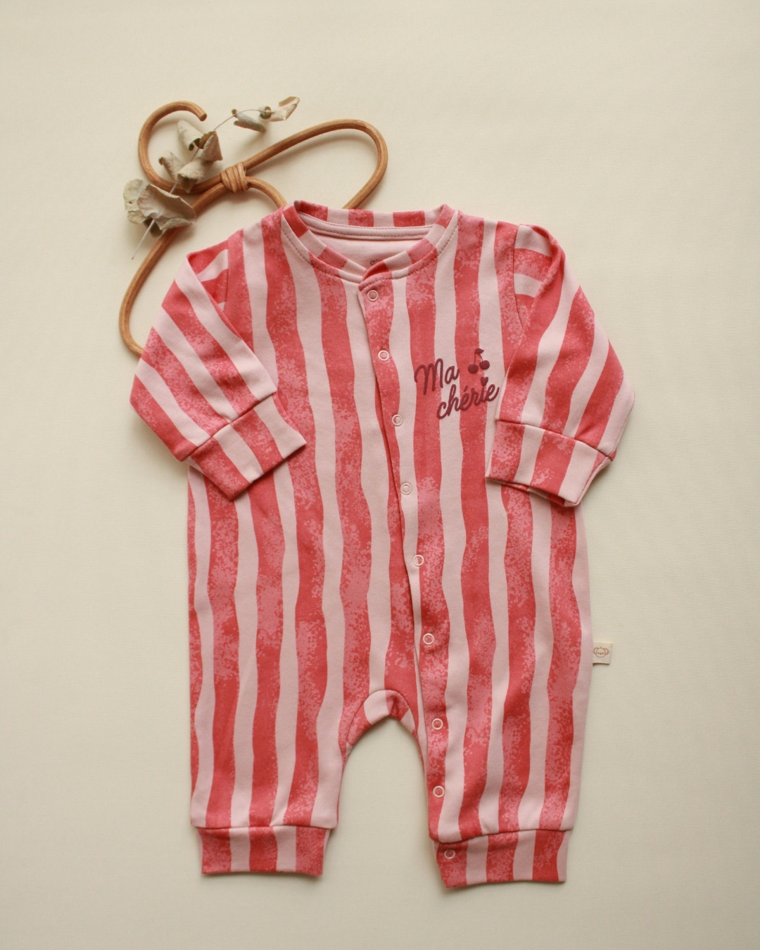 kombinezon za bebe u crvenoj i beloj boji na straftama sa natpisom ma cherie