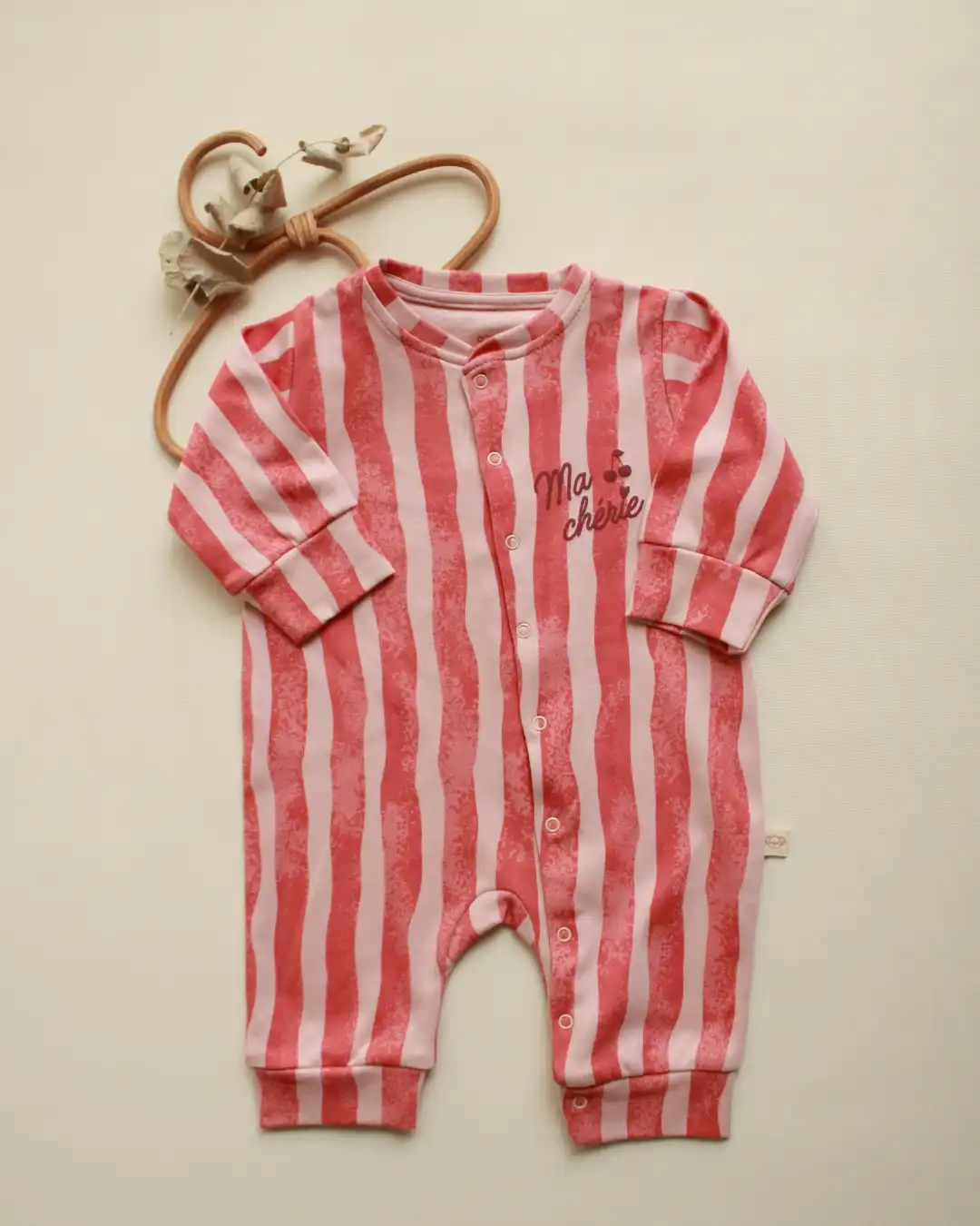 kombinezon za bebe u crvenoj i beloj boji na straftama sa natpisom ma cherie