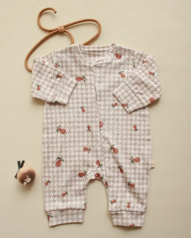 zeka na dugmice u kombinaciji bez i bele boje sa printom kruskica