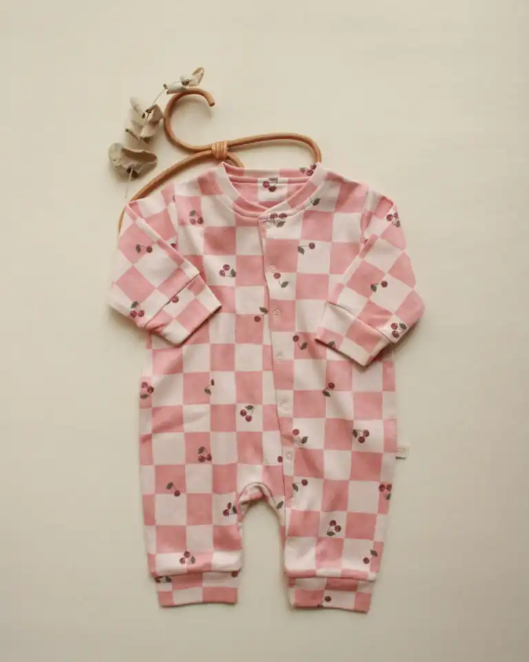 karirana zeka na dugmice u kombinaciji pink i krem boje sa motivima tresnjica