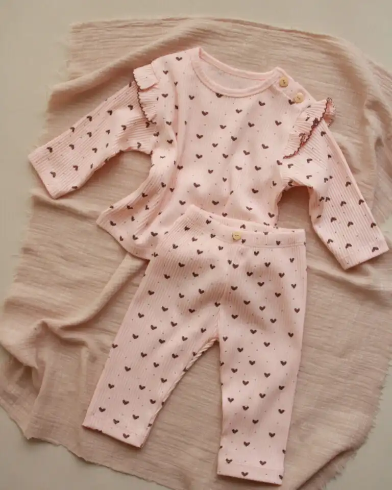 komplet za bebe devojcice sa karnerom na ramenima u pink boji sa motivom srca u tamnijoj pink boji