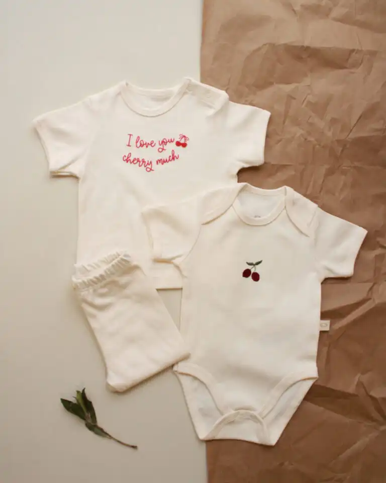 komplet od tri dela majica kratkih ruka sa natpisom i love you cherry much bodi kratkih rukava sa printom krosana i pantalone u beloj boji