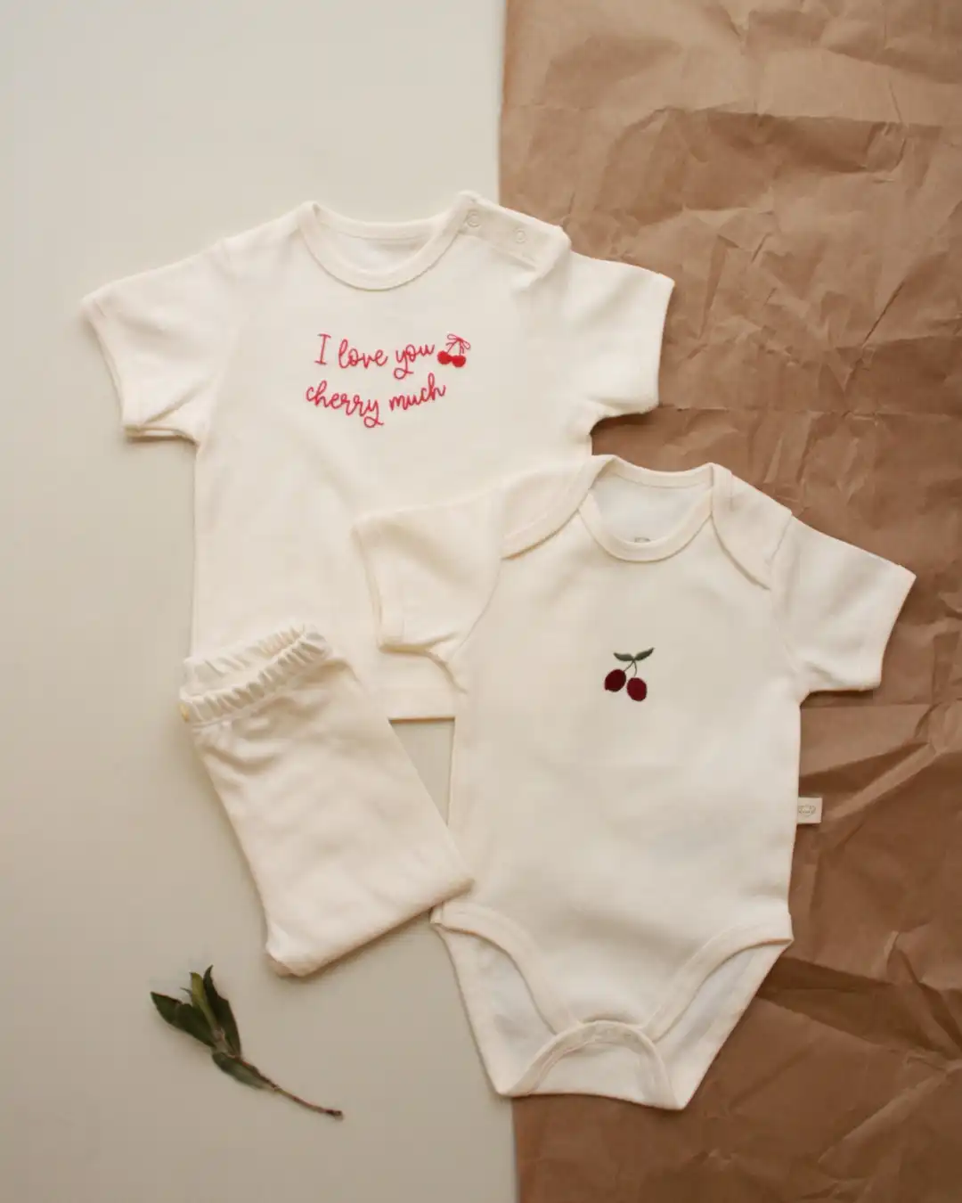 komplet od tri dela majica kratkih ruka sa natpisom i love you cherry much bodi kratkih rukava sa printom krosana i pantalone u beloj boji