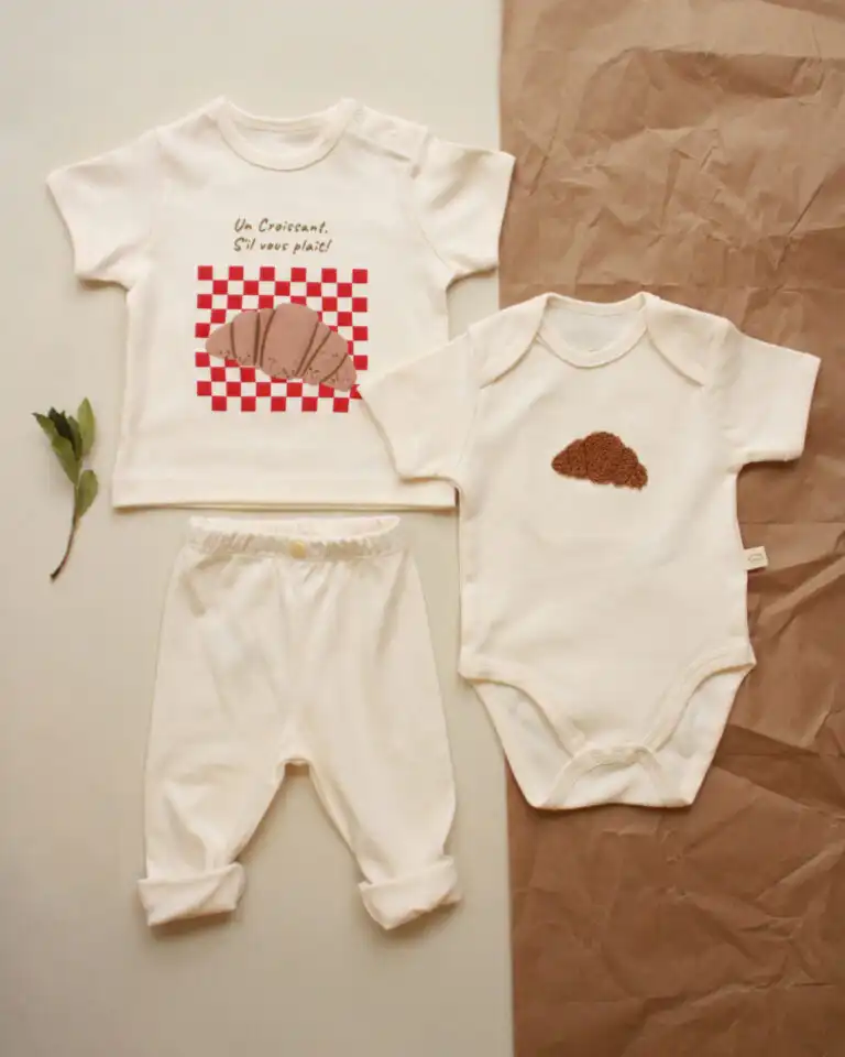 komplet od tri dela majica kratkih ruka sa natpisom i love you to un croissant se vu pleat, bodi kratkih rukava sa printom krosana i pantalone u beloj boji