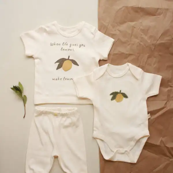 komplet za bebe od tri dela sa vezom limuna i natpisom when life gives you lemons, make lemonade