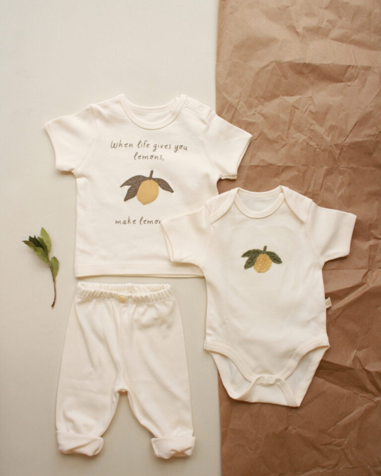 komplet za bebe od tri dela sa vezom limuna i natpisom when life gives you lemons, make lemonade