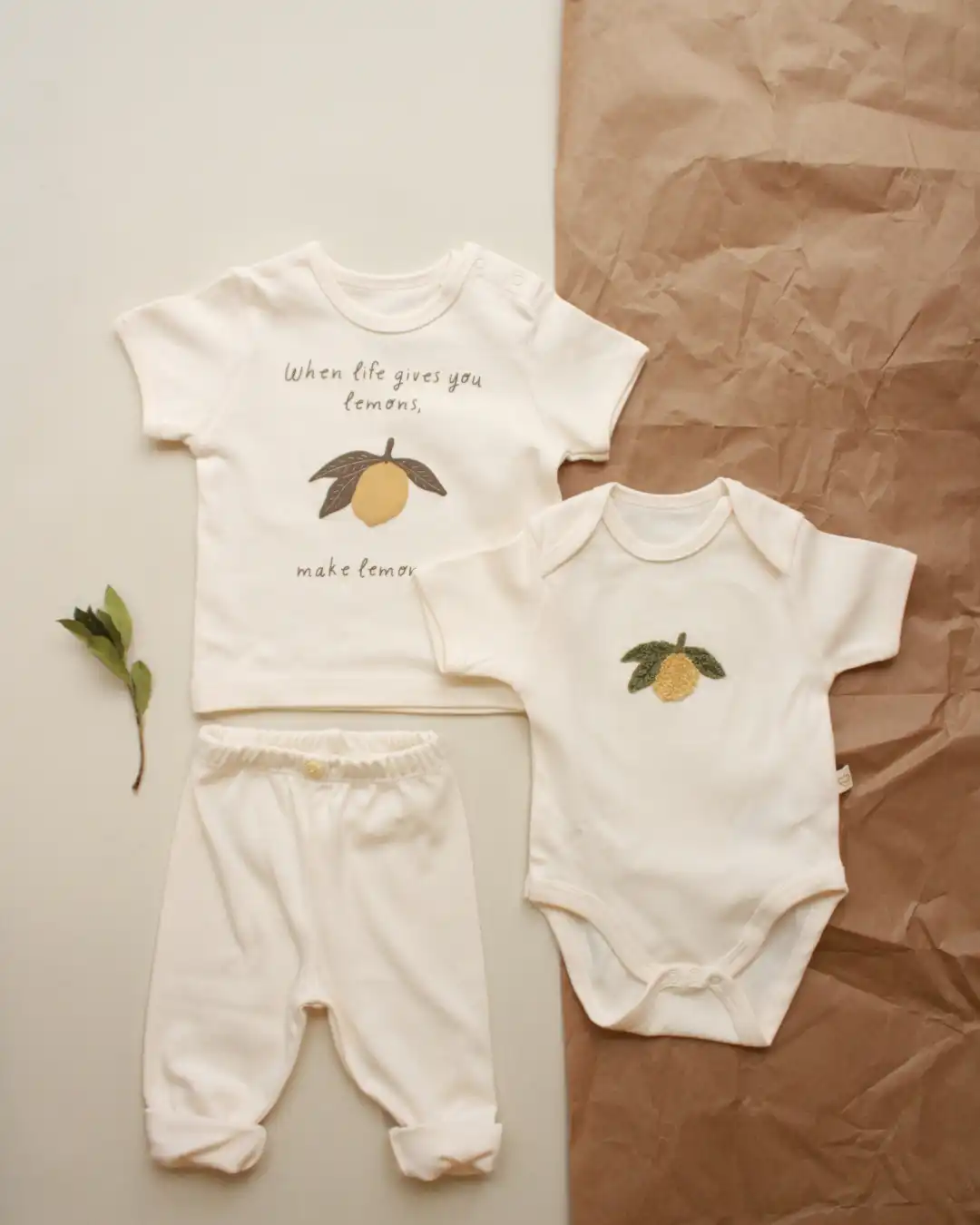 komplet za bebe od tri dela sa vezom limuna i natpisom when life gives you lemons, make lemonade