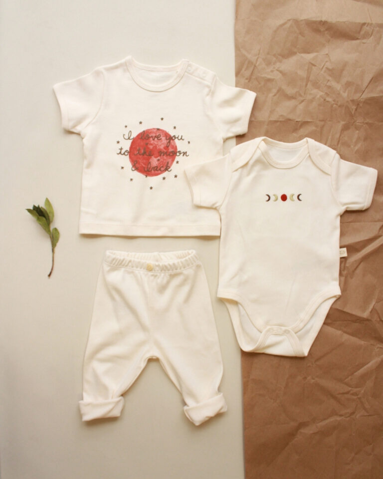 komplet od tri dela majica kratkih ruka sa natpisom i love you to the moon and back, bodi kratkih rukava sa printom meseca i pantalone u beloj boji
