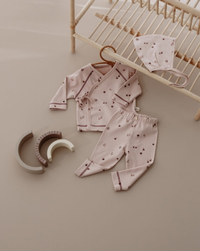 komplet u tamno roze boji od tri dela sa motivima kruske