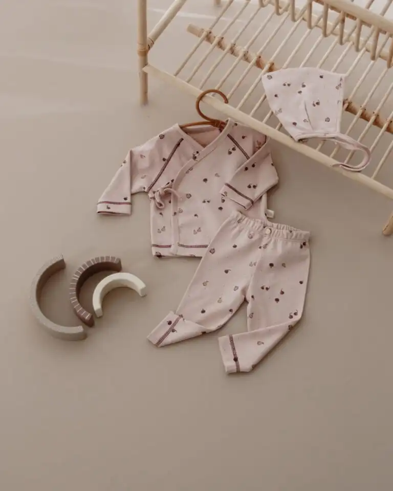 komplet u tamno roze boji od tri dela sa motivima kruske