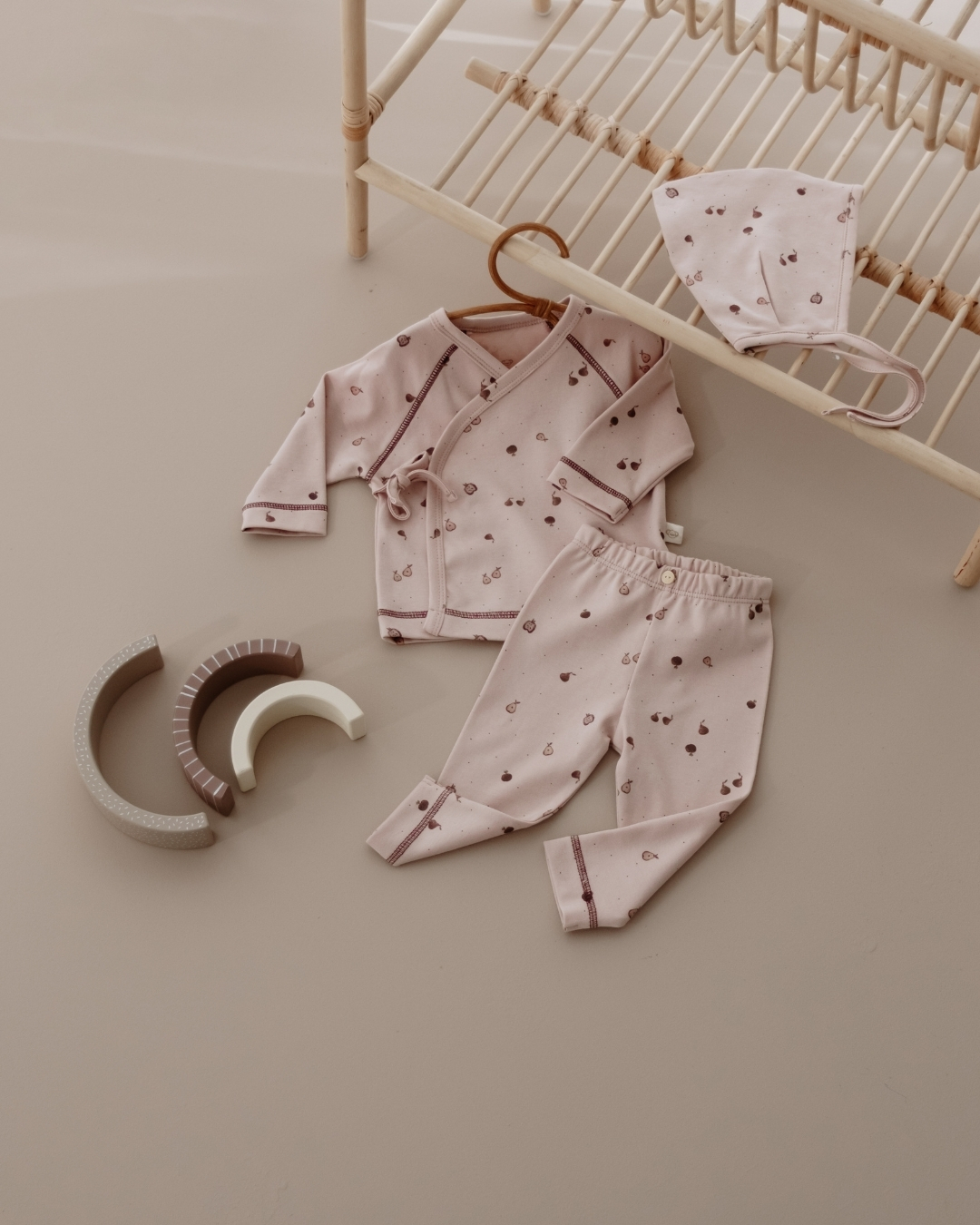 komplet u tamno roze boji od tri dela sa motivima kruske