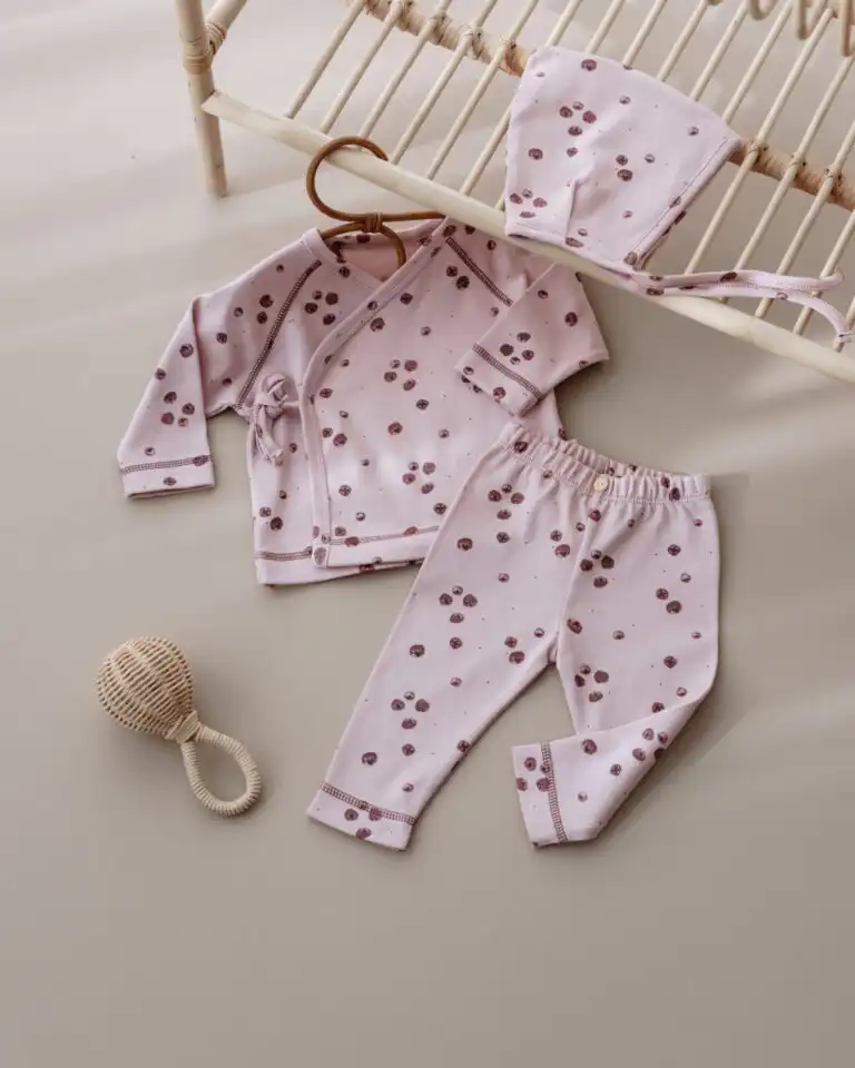 komplet u lila boji od tri dela sa motivima nara