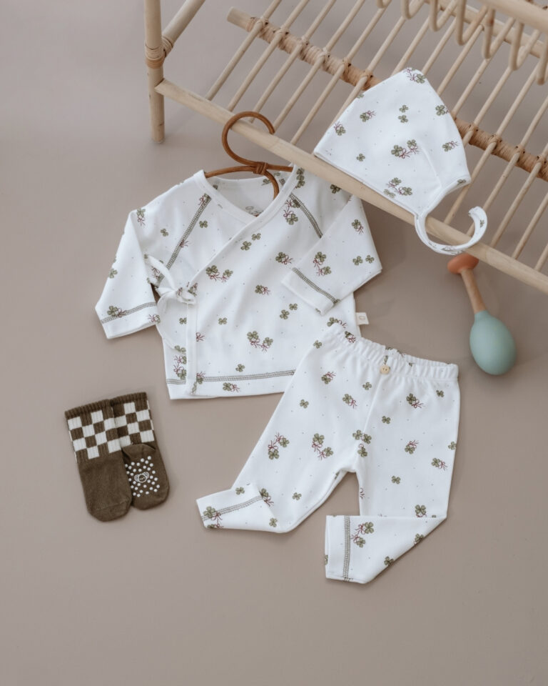 komplet za bebe u krem boji od tri dela sa motivom deteline cetiri lista