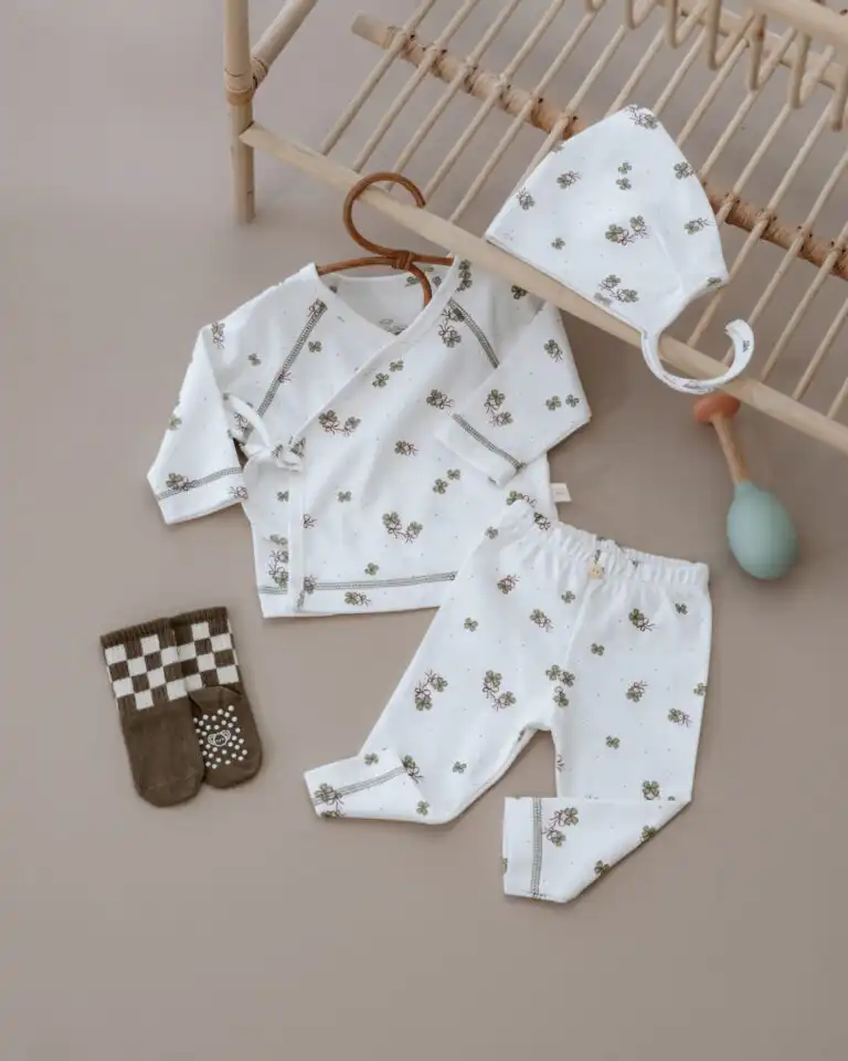 komplet za bebe u krem boji od tri dela sa motivom deteline cetiri lista