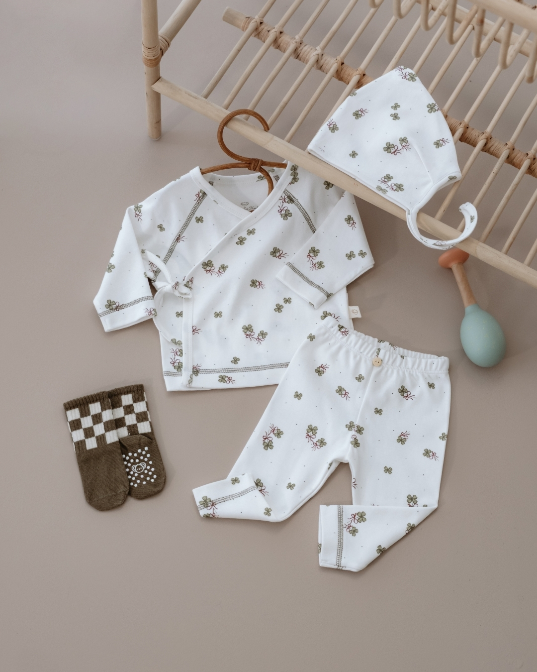komplet za bebe u krem boji od tri dela sa motivom deteline cetiri lista