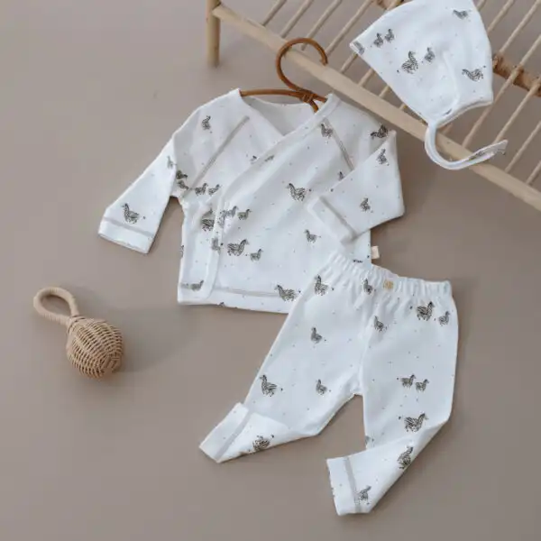 komplet za bebe u krem boji od tri dela sa motivom zebre