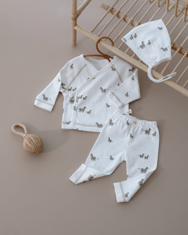 komplet za bebe u krem boji od tri dela sa motivom zebre