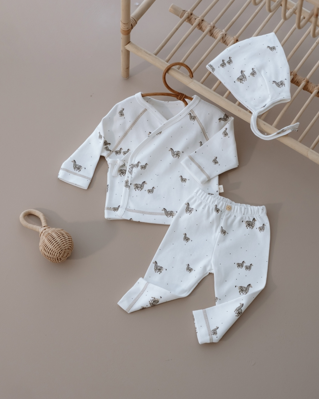 komplet za bebe u krem boji od tri dela sa motivom zebre