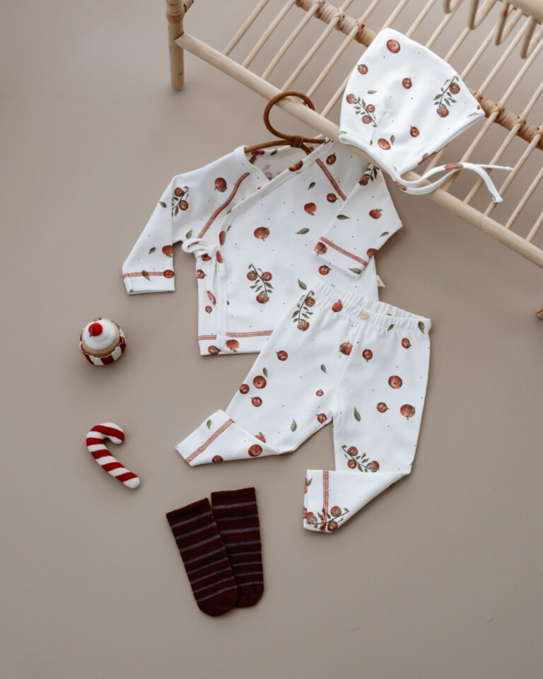 komplet za bebe od tri dela u beloj boji sa motivom jabuka u crvenoj boji