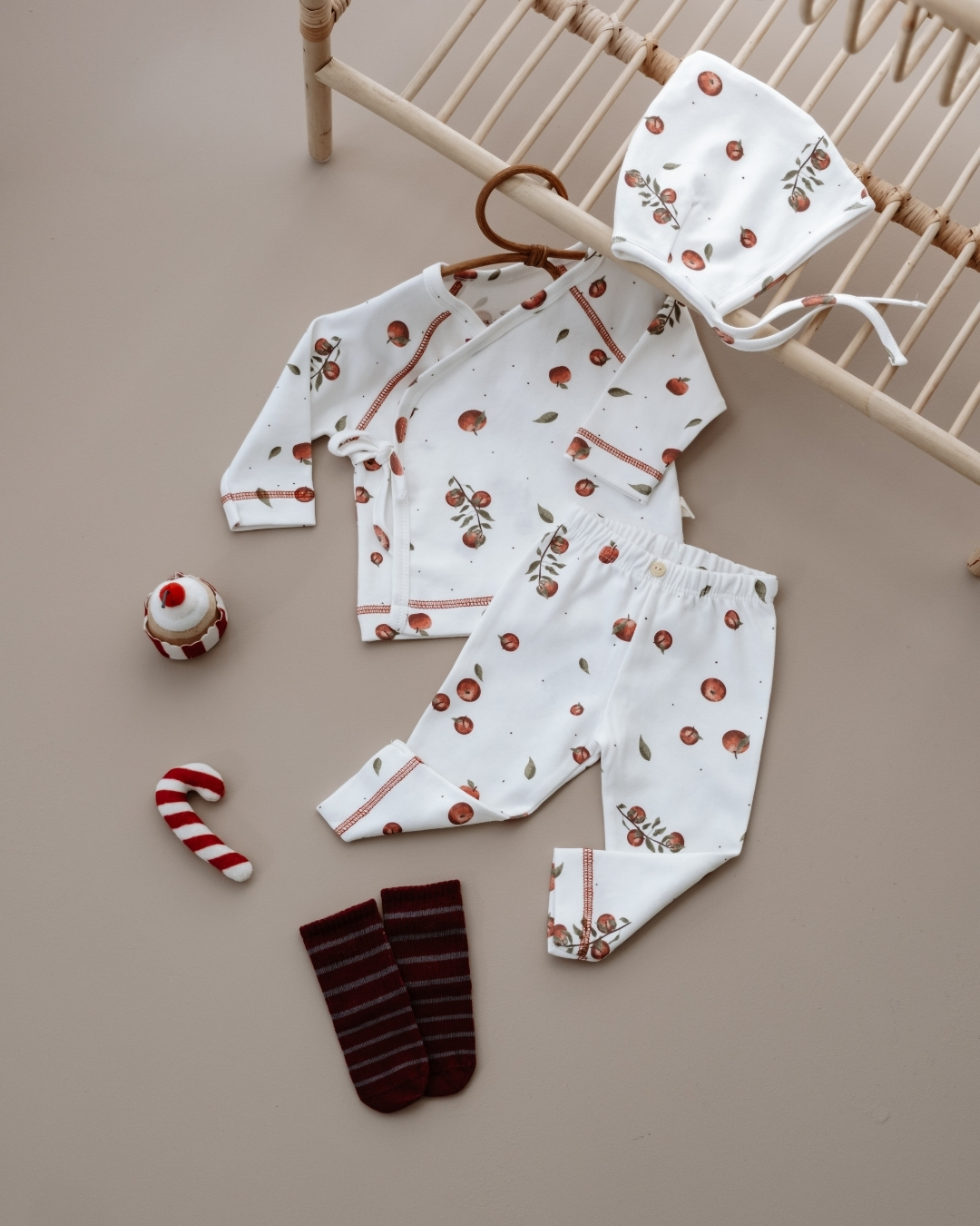 komplet za bebe od tri dela u beloj boji sa motivom jabuka u crvenoj boji