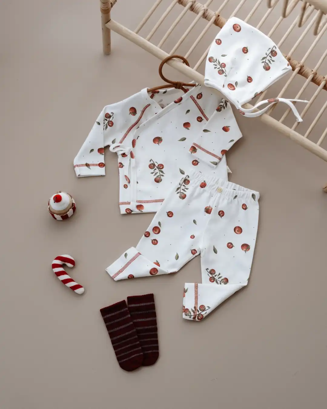 komplet-za-bebe-apple-3-1 (2) komplet za bebe od tri dela u beloj boji sa motivom jabuka u crvenoj boji